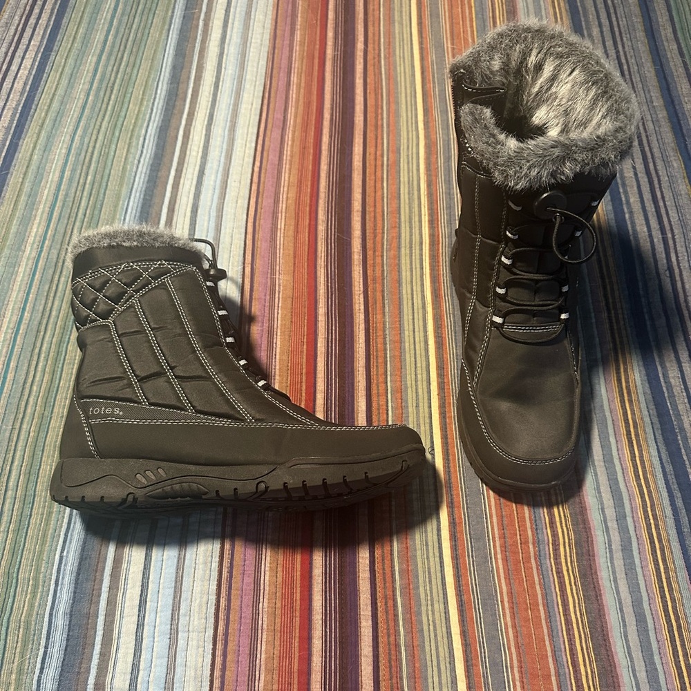 Totes Eve Winter Boots with Faux Fur